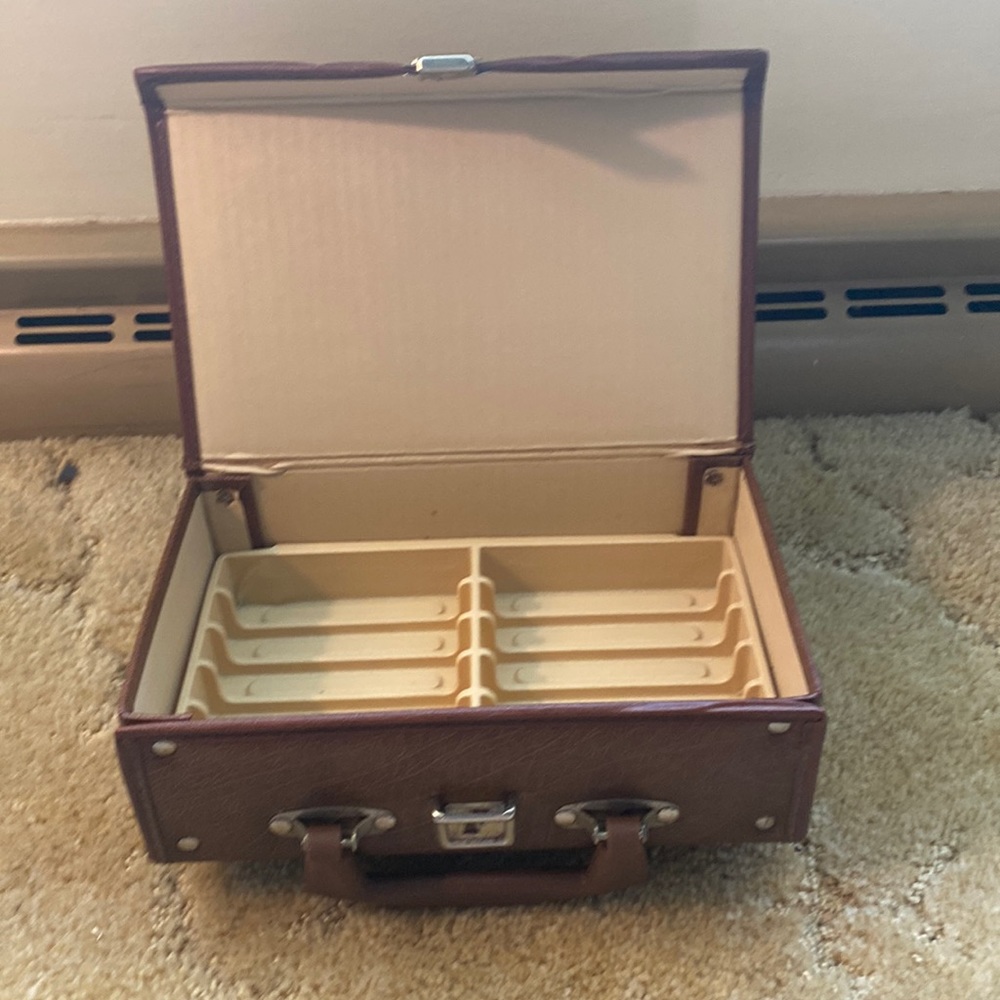 Cassette tape suitcase carrier Non-open set tape